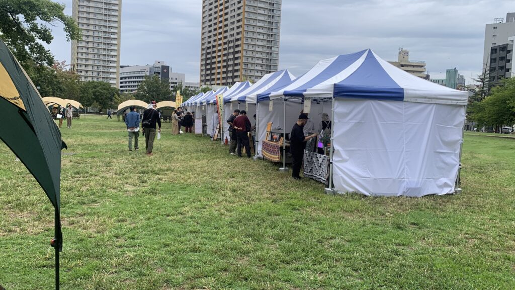 広島カレーフェスティバル2026 青白ストライプのテントが並ぶ会場