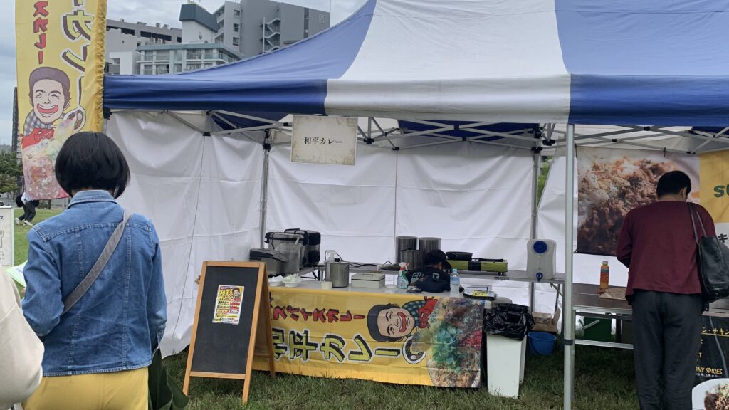 広島カレーフェスティバル2026 和平カレー ブースと来場者
