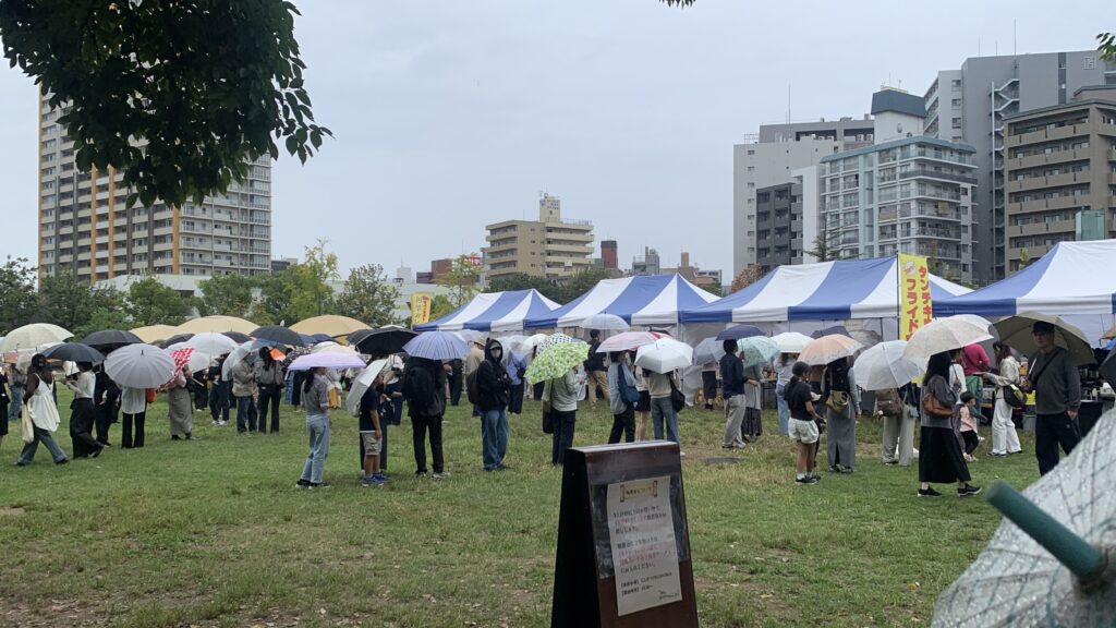 広島カレーフェスティバル2026 雨の東千田公園 傘をさす来場者と会場の様子