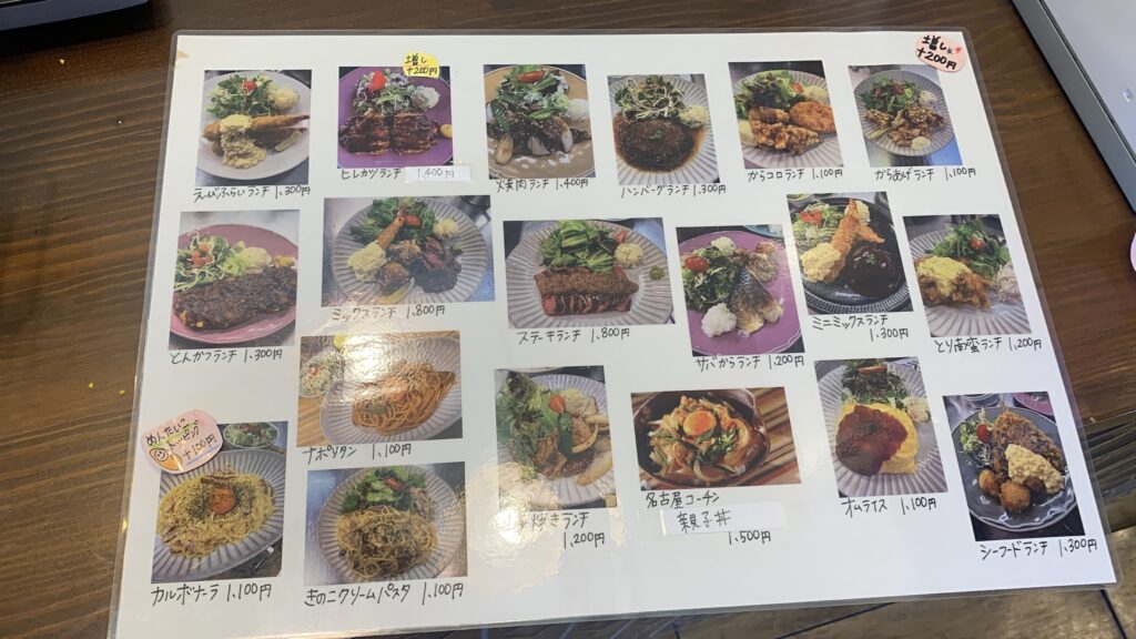 Casual Kitchen Hana ステーキランチ セルフサービスのコーナー ごはんのジャーとお味噌汁 漬物