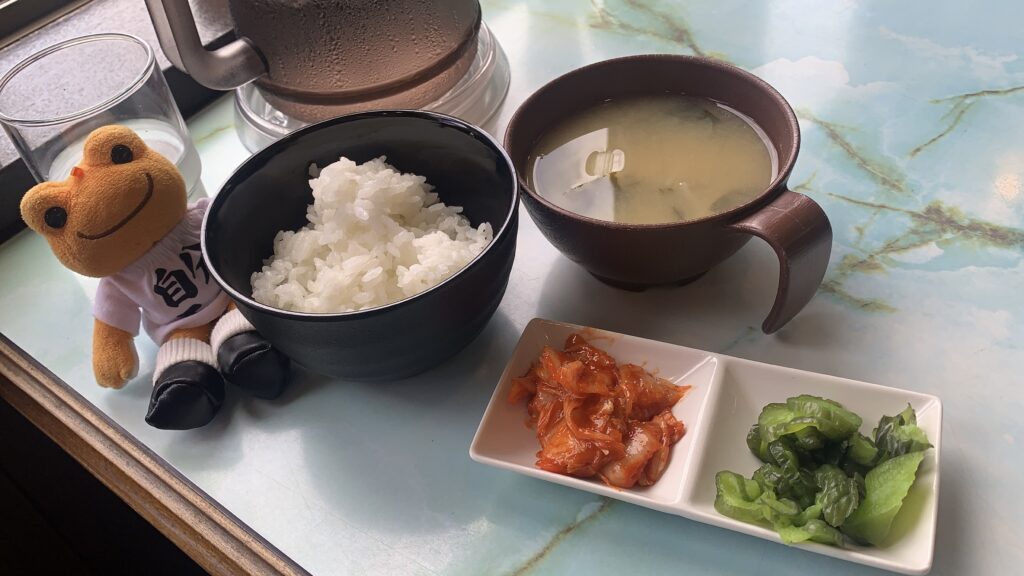 Casual Kitchen Hana ステーキランチ ライス お味噌汁 キムチと漬物の小鉢 ダイア かえるのピクルス