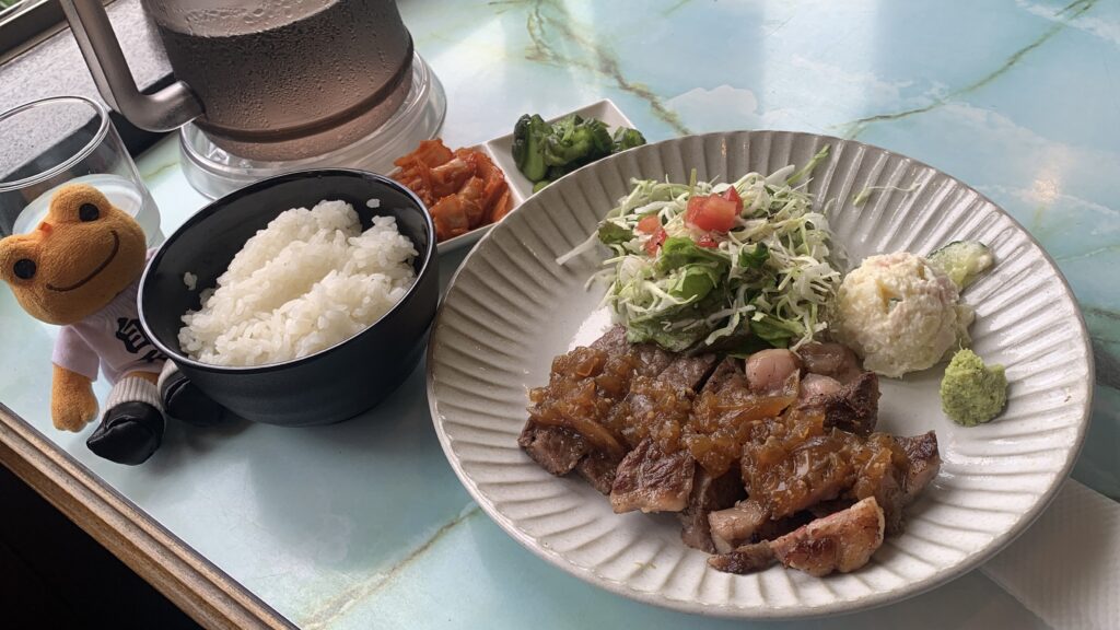Casual Kitchen Hana ステーキランチ ステーキランチ 全景 ライス サラダ ポテトサラダ わさび ダイア かえるのピクルス