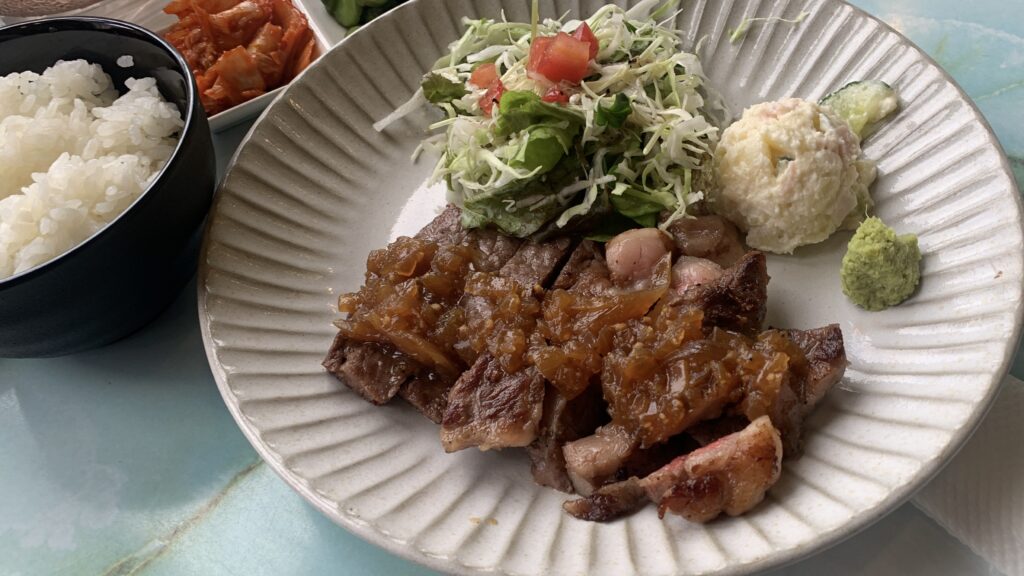 Casual Kitchen Hana ステーキランチ ステーキランチ 肉厚のステーキにソース わさびと野菜