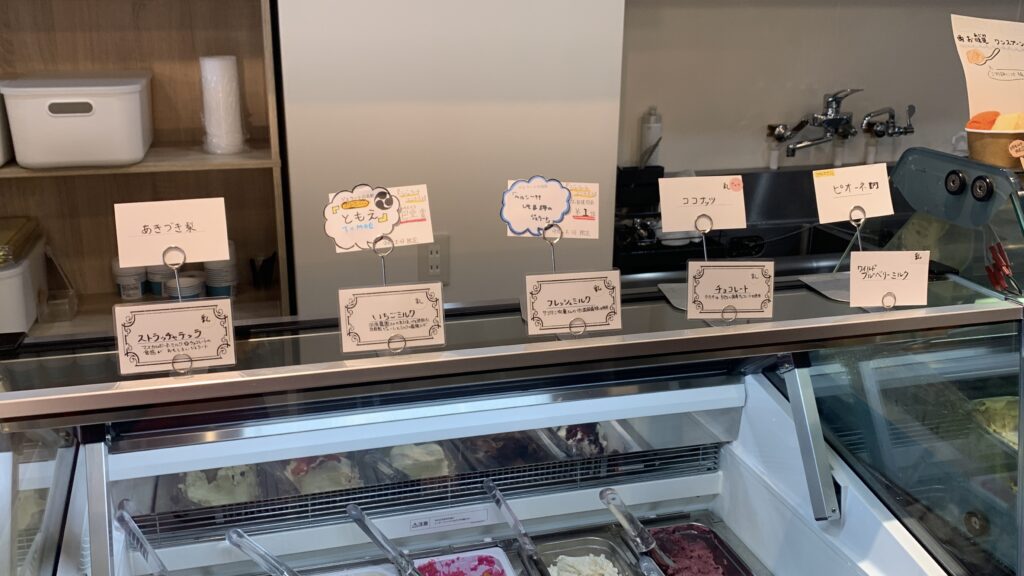 巴堂ジェラート TOMOEDO GELATO ショーケースと手書きのフレーバーカード