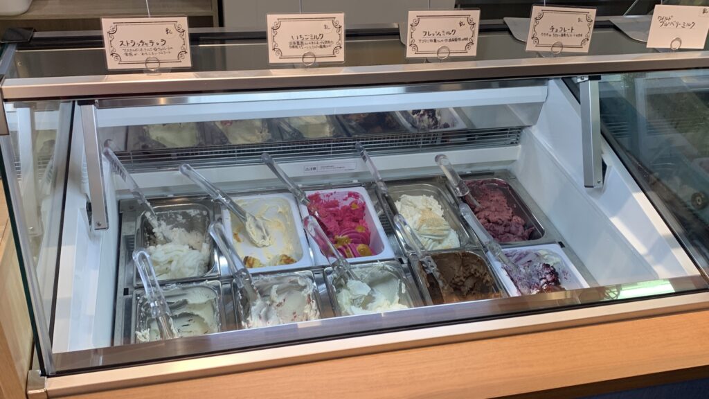 巴堂ジェラート TOMOEDO GELATO ショーケースに並ぶジェラートのフレーバー