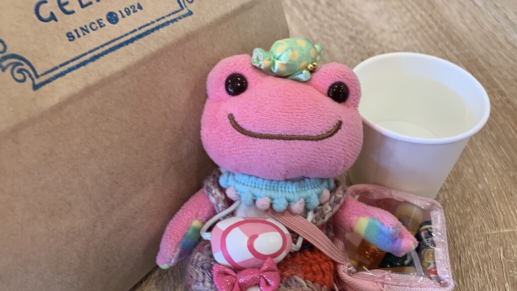 巴堂ジェラート TOMOEDO GELATO TOMOEDO GELATOの紙袋の前の秘書 かえるのピクルス