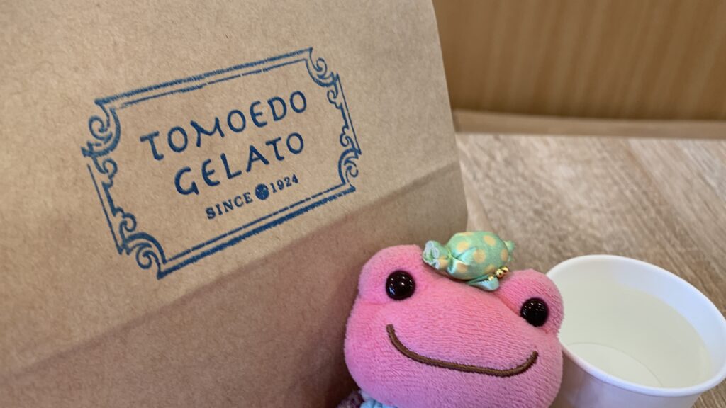 巴堂ジェラート TOMOEDO GELATO TOMOEDO GELATOの紙袋と秘書 かえるのピクルス