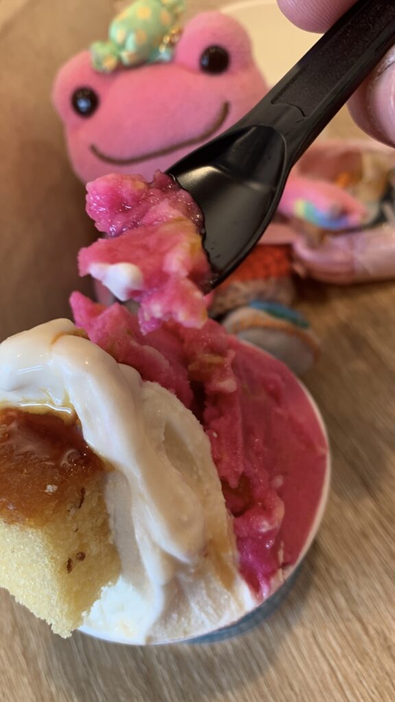 巴堂ジェラート TOMOEDO GELATO しそ&梅のジェラート スプーンですくった写真 秘書 かえるのピクルス