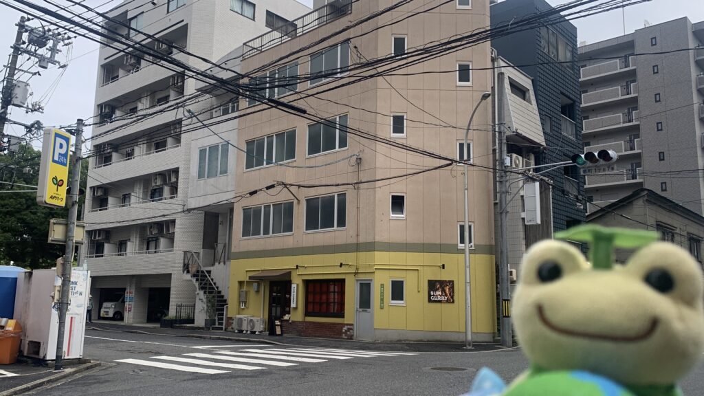 SUM CURRY 黄色い外壁の外観と横断歩道 ほし かえるのピクルス 広島市中区堺町