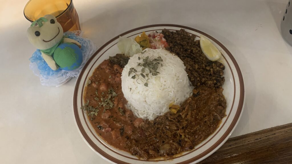 SUM CURRY コラボ3種盛りプレートの全景 パキスタンチキンカレー 豚レモンキーマ ビーツのダルカレー