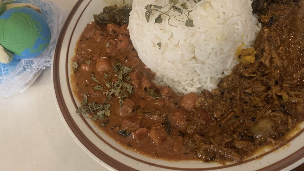 SUM CURRY スパイス薫 ビーツのダルカレー プレート左側 かえるのピクルス