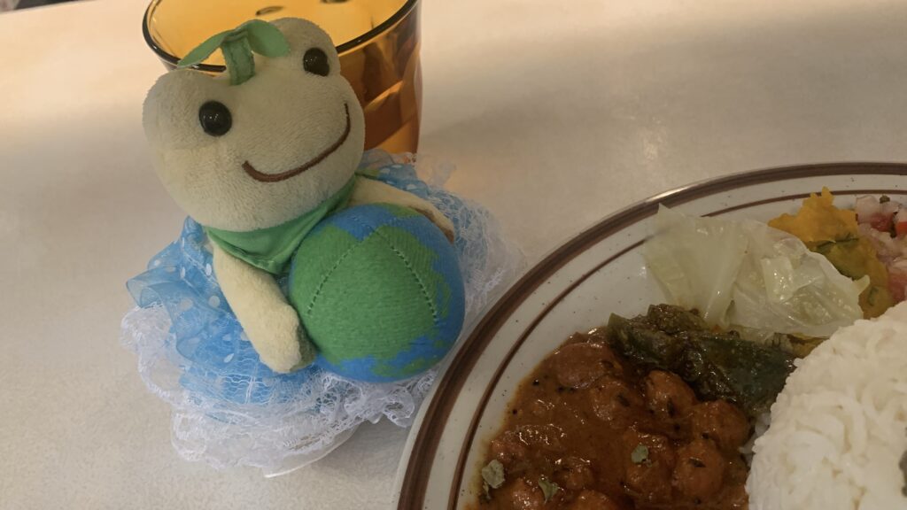 SUM CURRY コラボ3種盛りのプレートと ほし かえるのピクルス 広島市中区堺町