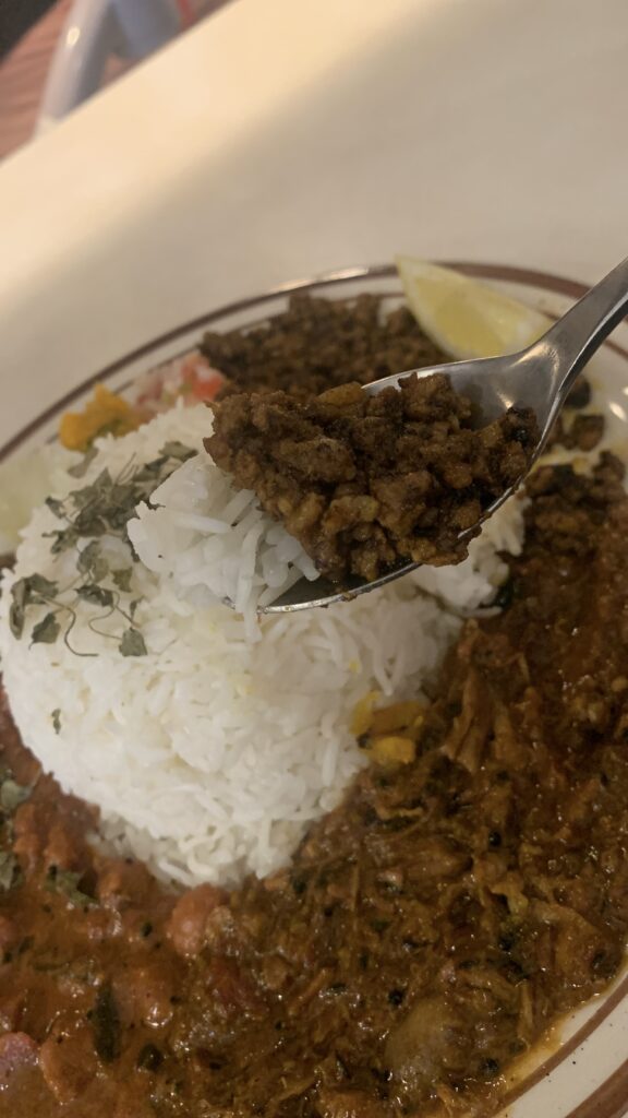SUM CURRY コラボ3種盛り スプーンですくったカレーとライス 広島市中区堺町