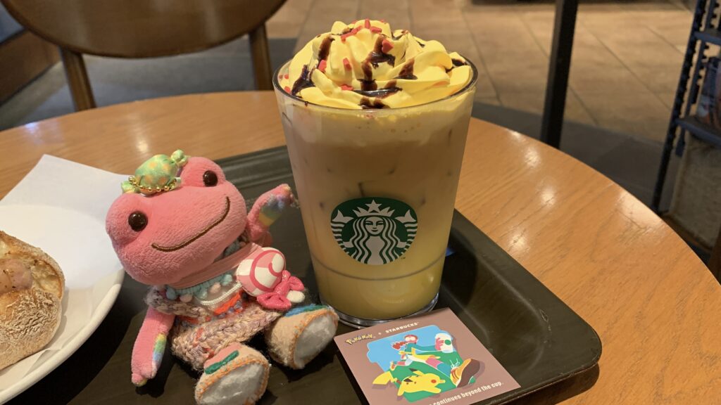 スターバックス ピカチュウ ハニークリーム ラテ 秘書 かえるのピクルス コラボステッカー