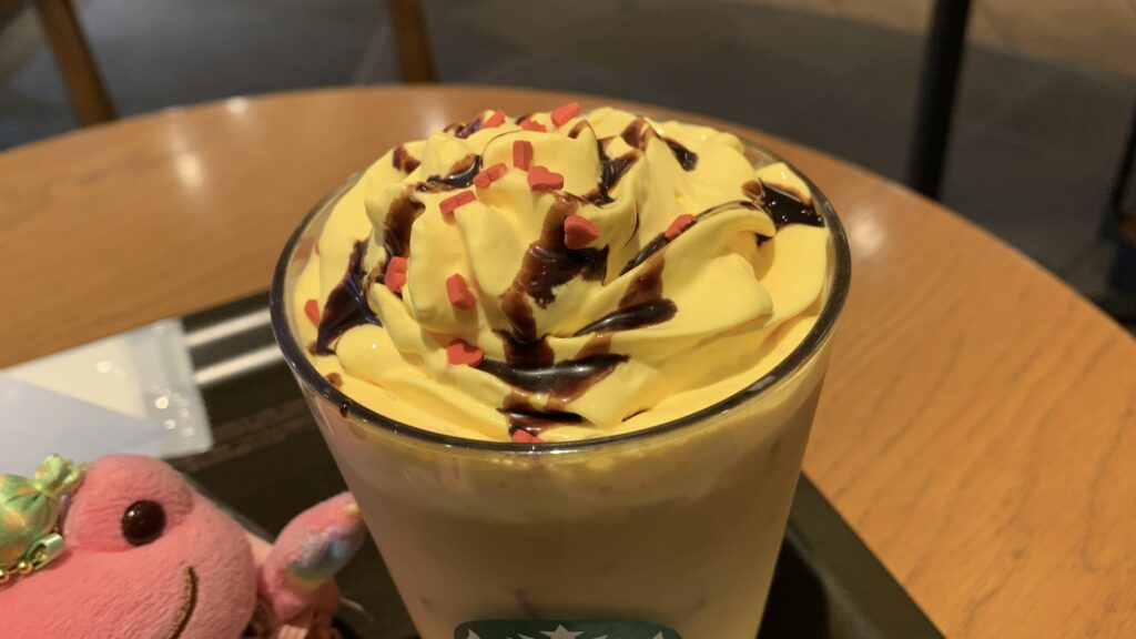 スターバックス ピカチュウ ハニークリーム ラテ ホイップとチョコソースのアップ