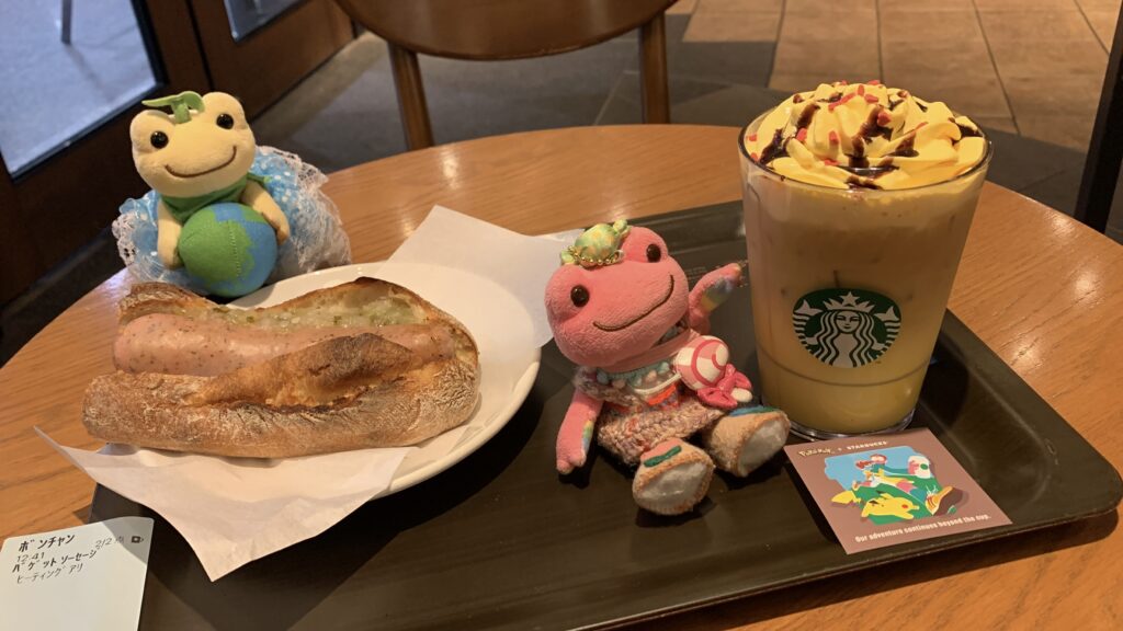 スターバックス ピカチュウ ハニークリーム ラテとハーブソーセージ バゲットサンド 秘書 ほし かえるのピクルス
