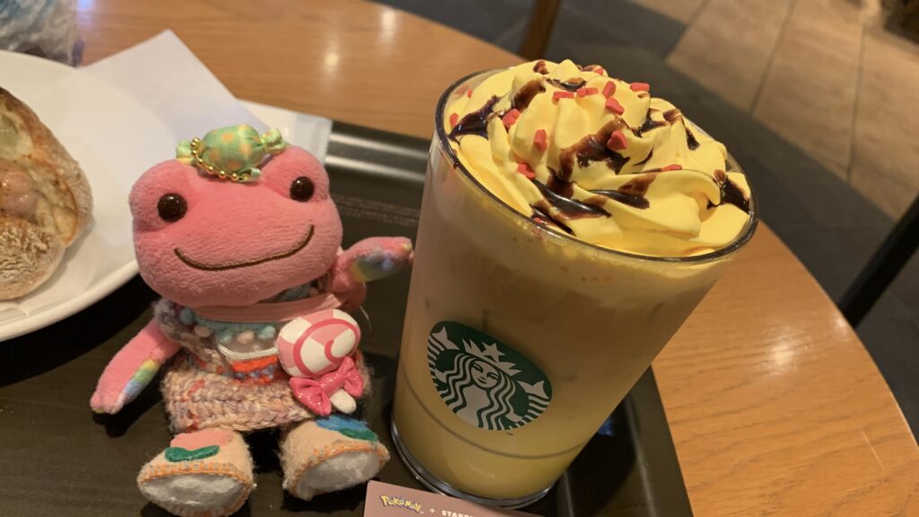 スターバックス ピカチュウ ハニークリーム ラテと秘書 かえるのピクルス