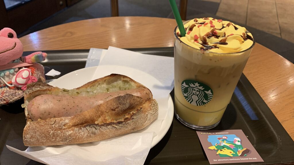 スターバックス ハーブソーセージ バゲットサンドとピカチュウ ハニークリーム ラテ 秘書 かえるのピクルス