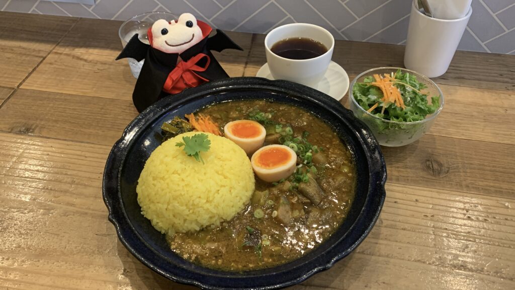 みとむや 麻婆茄子カレー ホワイト かえるのピクルス 広島市安佐南区緑井