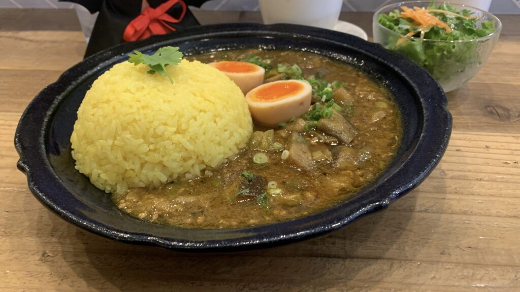 みとむや 麻婆茄子カレー ターメリックライスとパクチー 広島市安佐南区緑井