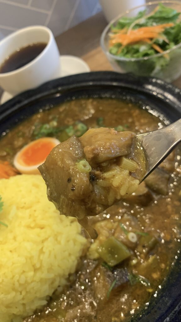 みとむや 麻婆茄子カレーをスプーンですくったところ 広島市安佐南区緑井