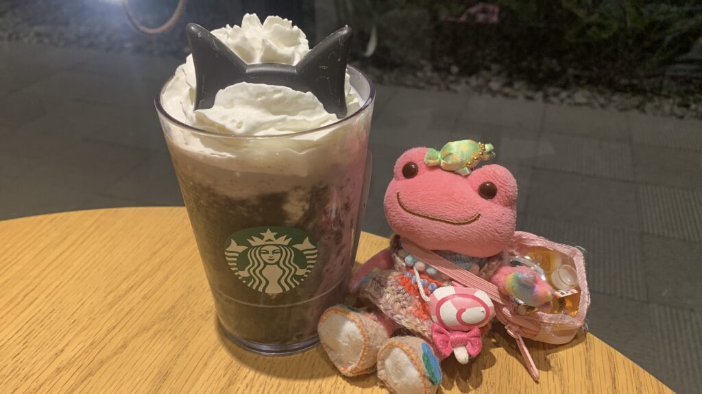 スターバックス ブラックベリー ヨーグルト フラペチーノ 黒耳ver. ホイップの上の猫耳チョコ 秘書 かえるのピクルス