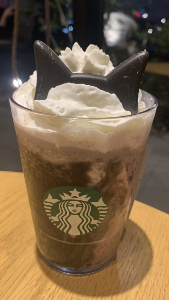 スターバックス ブラックベリー ヨーグルト フラペチーノ 黒耳ver. 猫耳チョコとホイップのアップ