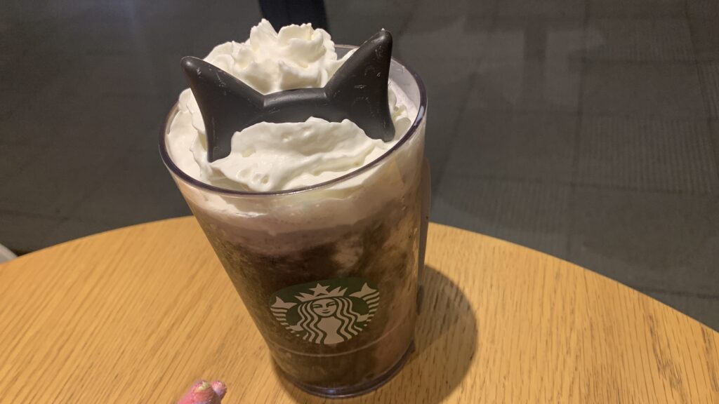 スターバックス ブラックベリー ヨーグルト フラペチーノ 黒耳ver. ホイップと猫耳チョコ グラスの全体
