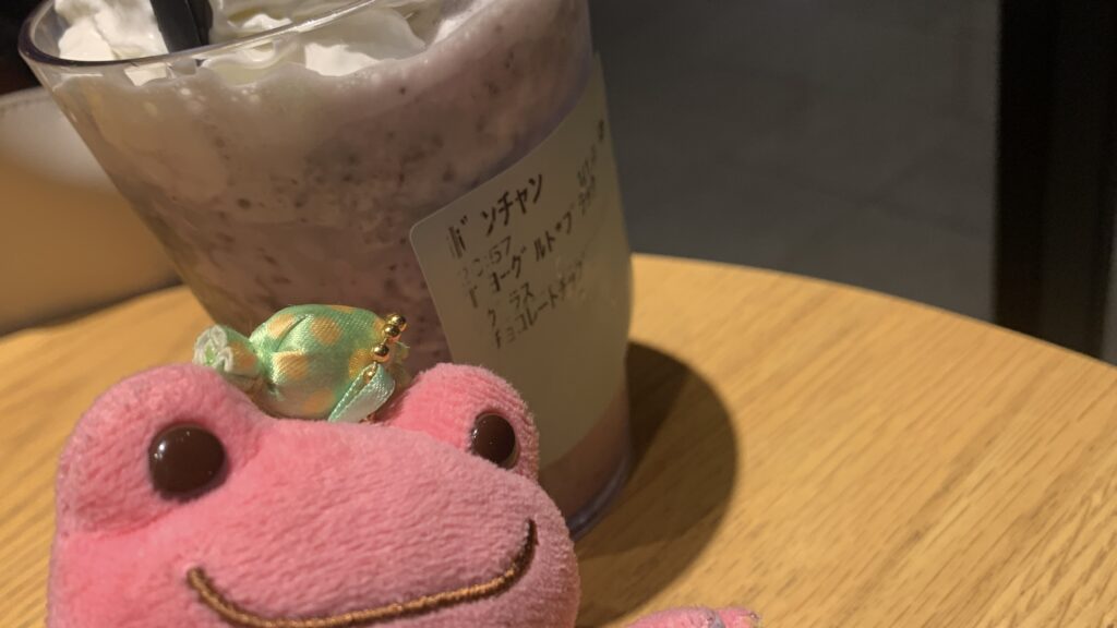 スターバックス ブラックベリー ヨーグルト フラペチーノ 黒耳ver. カップのラベル チョコレートチップ 秘書 かえるのピクルス