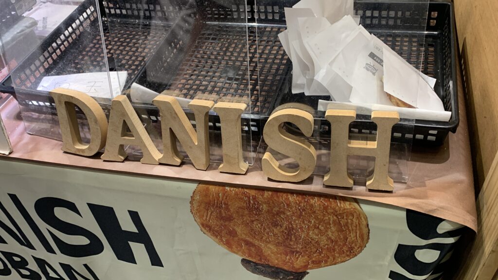 売り場に飾られた「DANISH」の木の文字