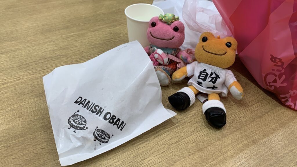 「DANISH OBAN」の紙袋の前でパチリと撮影した秘書とダイア