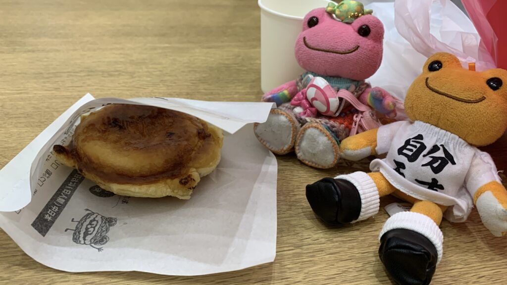 紙袋から出した、こんがり焼き色のついたデニッシュ生地の大判焼き