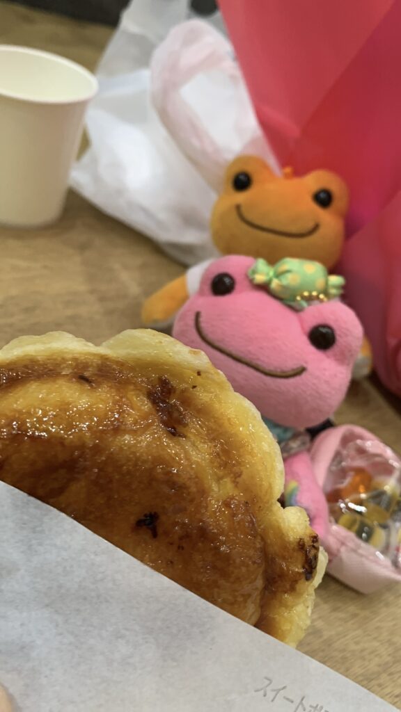 大判焼きの隣で満足そうな顔の秘書（デザート担当）