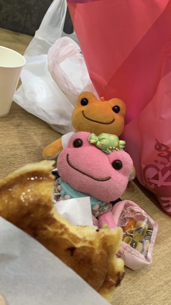 一口かじったスイートポテト味の大判焼きと秘書