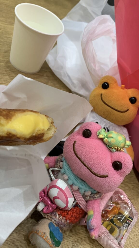 割ってみた大判焼きの中の黄色いクリームと秘書