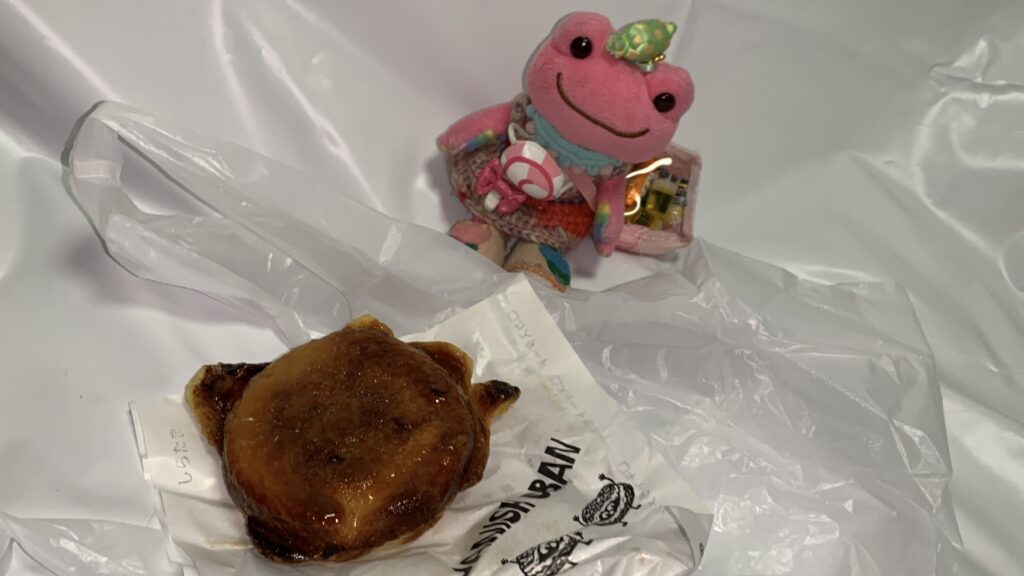 夜にいただいた、まるいフォルムのデニッシュ生地の大判焼きとビニール袋