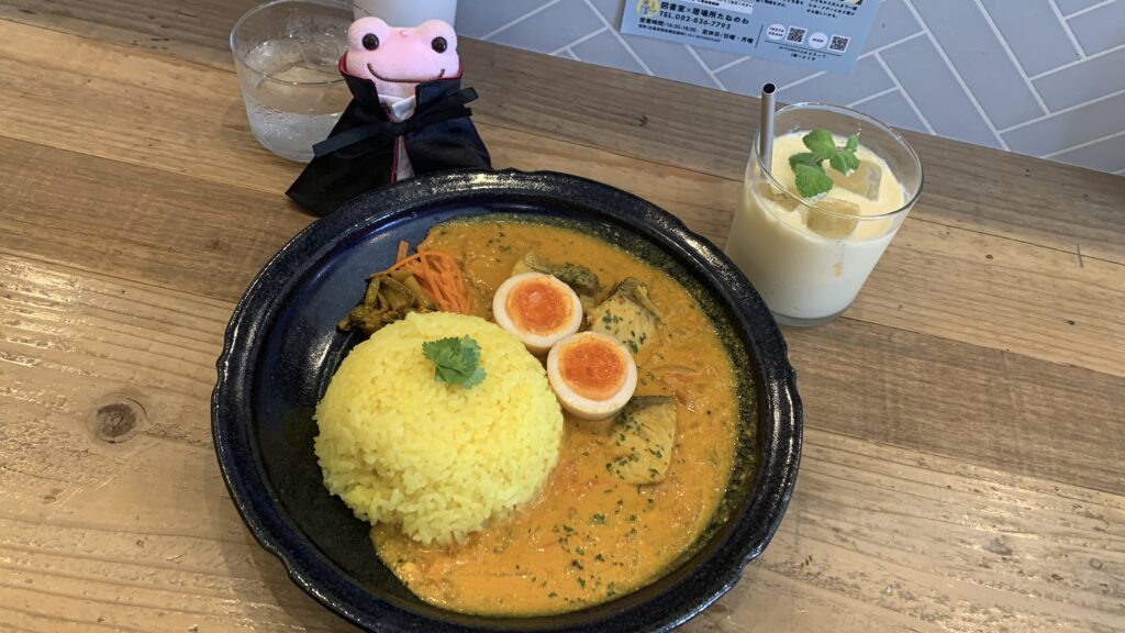 みとむや 5周年 週替わりカレー祭3週目 ぶりのココナッツカレー スパイスたまご マンゴーラッシー ピカソ かえるのピクルス