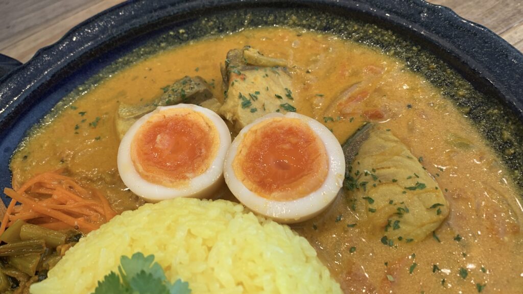 みとむや 5周年 週替わりカレー祭3週目 ぶりのココナッツカレー スパイスたまごとぶりのアップ