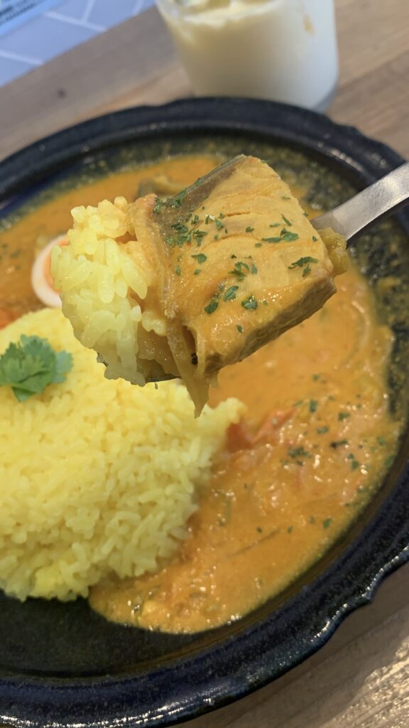みとむや 5周年 週替わりカレー祭3週目 ぶりのココナッツカレー スプーンですくったぶり