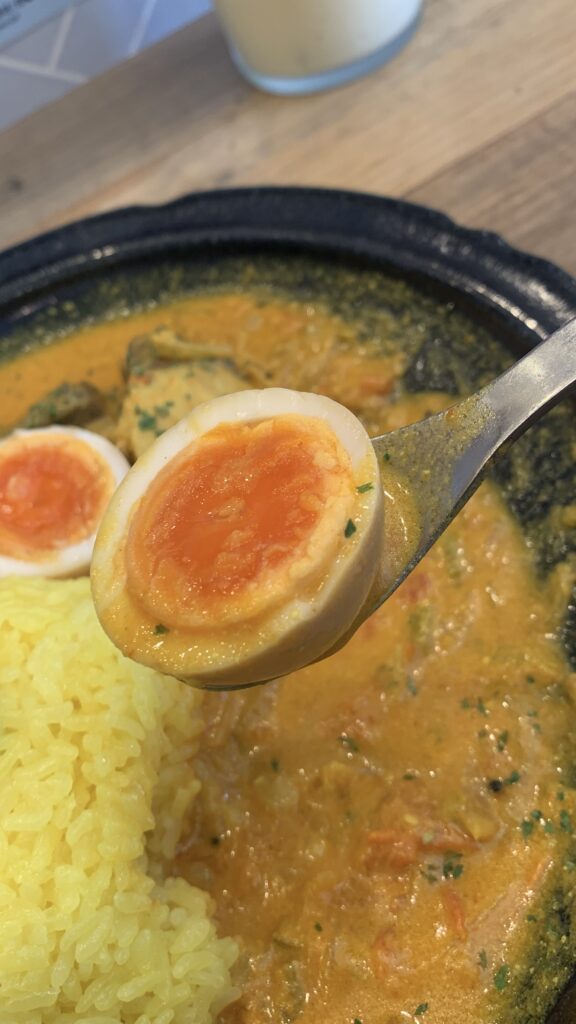 みとむや 5周年 週替わりカレー祭3週目 ぶりのココナッツカレー スプーンですくったスパイスたまご