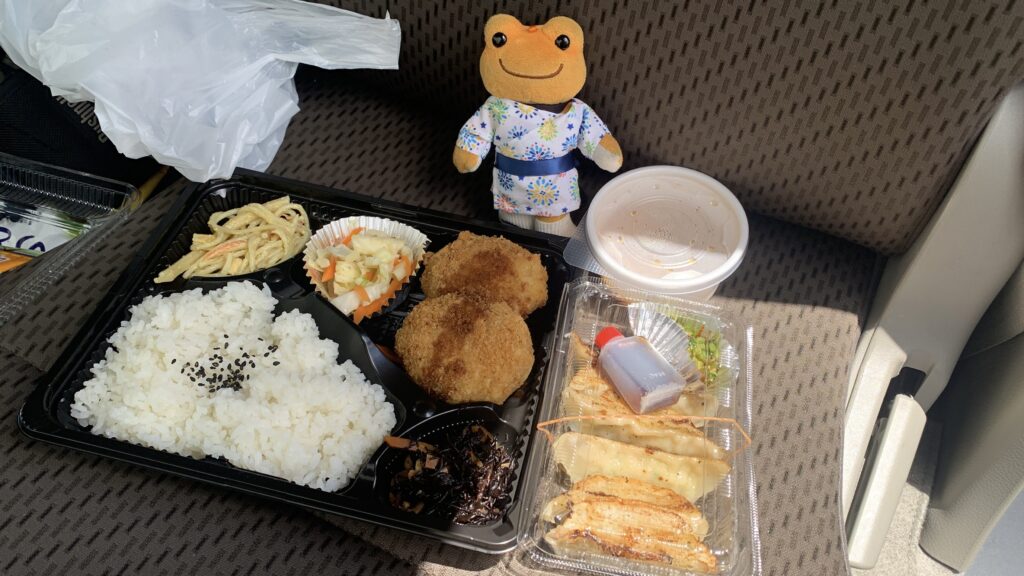 かあちゃん餃子 日替り弁当のコロッケ弁当と焼き餃子 かえるのピクルス 北広島町大朝
