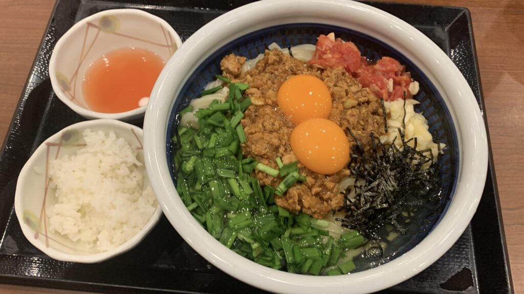 丸亀製麺 肉辛まぜうどん 得 トレイ全体 ひと口ごはん トマト酢