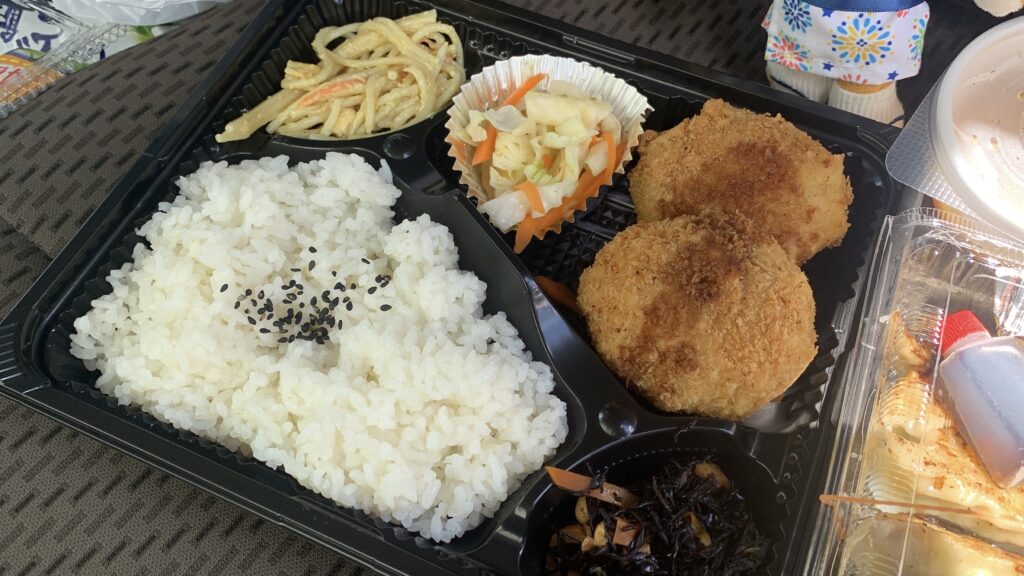 かあちゃん餃子 コロッケ弁当 ごはんとコロッケ2個、ひじき、春雨サラダ 北広島町大朝