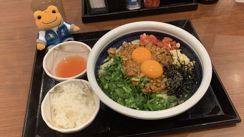 丸亀製麺 肉辛まぜうどん 得 ひと口ごはんとトマト酢 ダイア かえるのピクルス