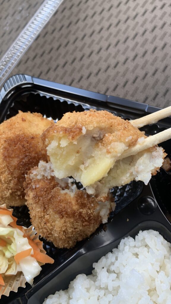 かあちゃん餃子 コロッケを箸で持ち上げたところ 北広島町大朝