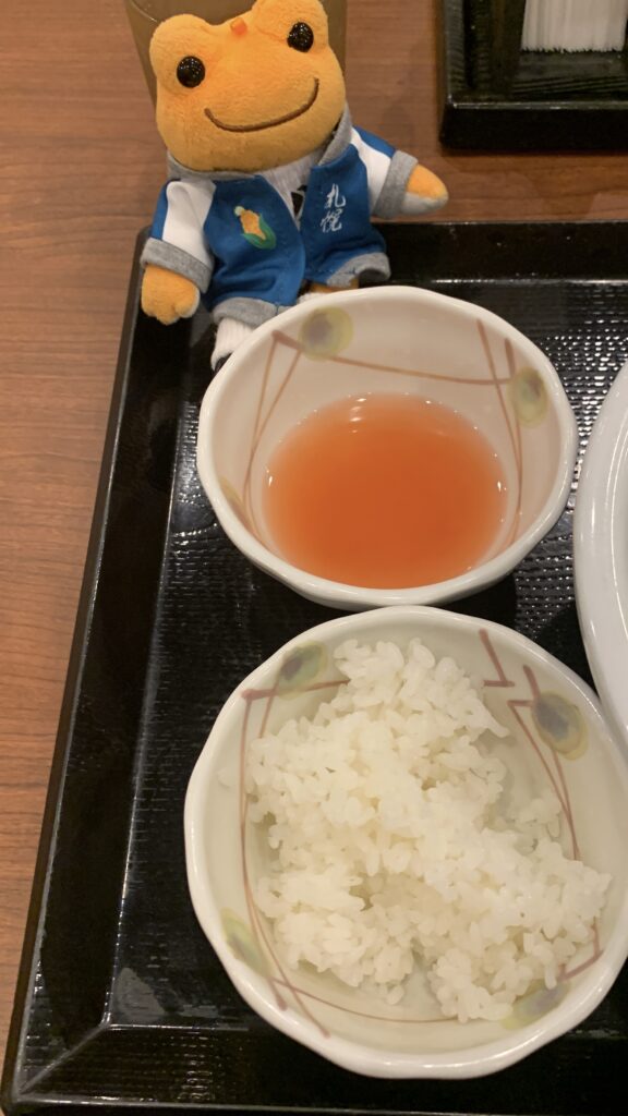丸亀製麺 肉辛まぜうどん ひと口ごはんとトマト酢の小皿 ダイア かえるのピクルス