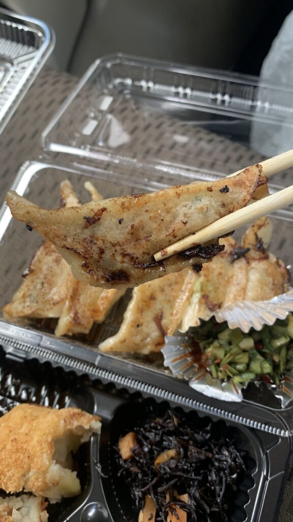 かあちゃん餃子 焼き餃子を箸で持ち上げたところ 北広島町大朝
