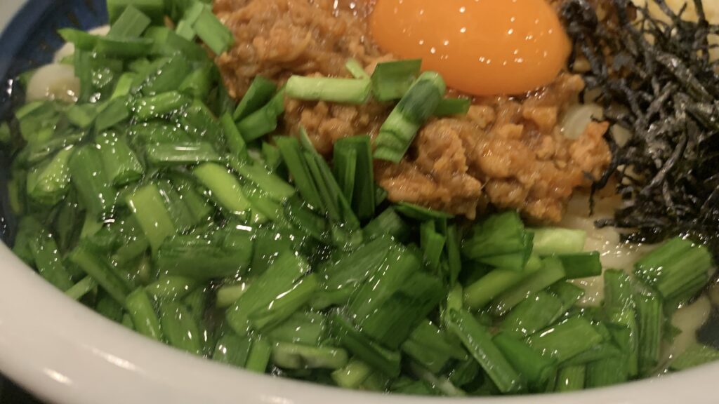 丸亀製麺 肉辛まぜうどん ニラと刻みのり 特製ミンチと卵黄