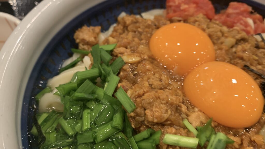丸亀製麺 肉辛まぜうどん 特製ミンチと卵黄2つ ニラ
