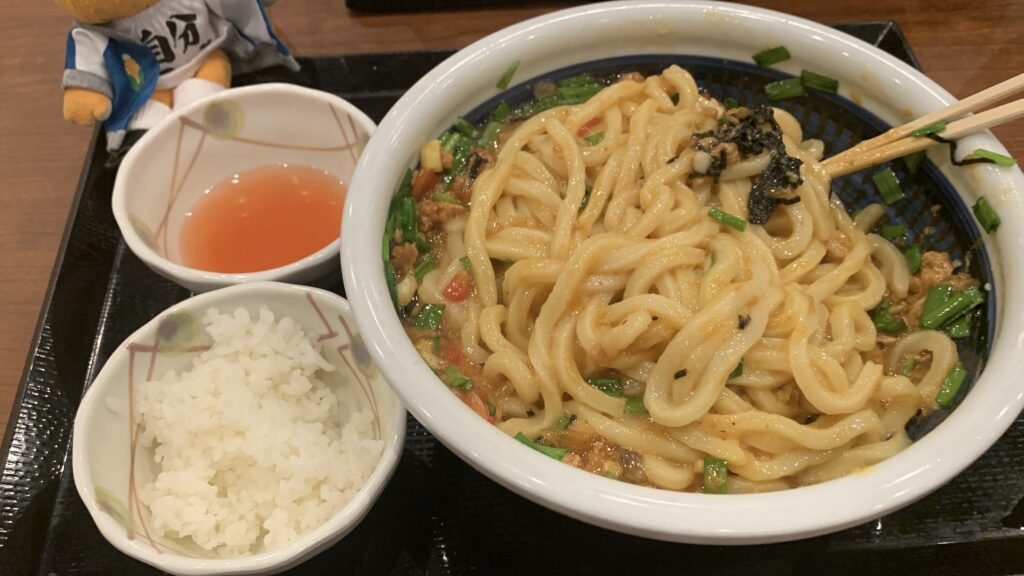 丸亀製麺 肉辛まぜうどん 混ぜたあとのうどん ダイア かえるのピクルス